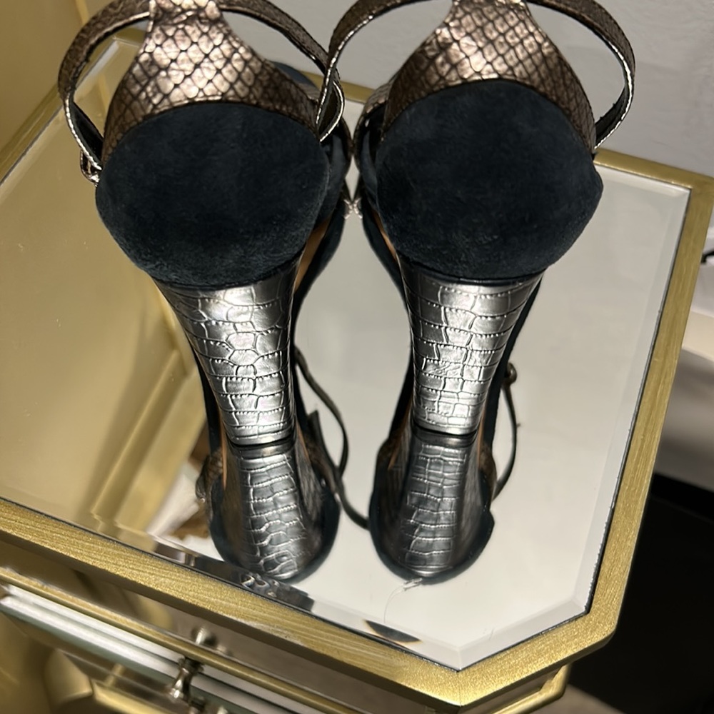 Pour La Victoire Blue Suede& Gunmetal Pumps! - Picture 3 of 9